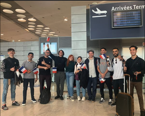 Jeune snowboardeur en action devant le terminal d arrivé aéroport