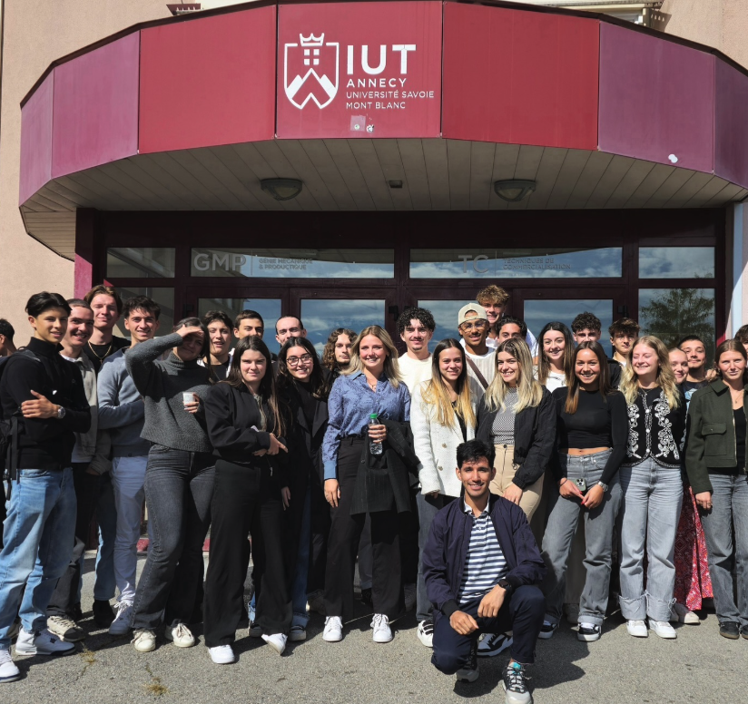 Jeune snowboardeur en action devant l'IUT