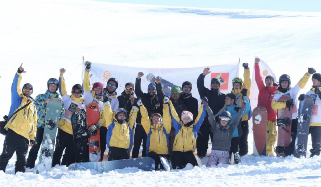 Jeune snowboardeur en action sur la neige.