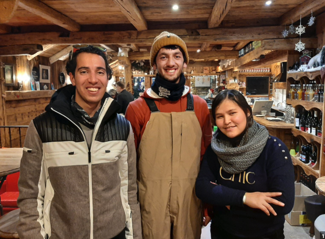 image des jeune snowboarder dans un restaurant