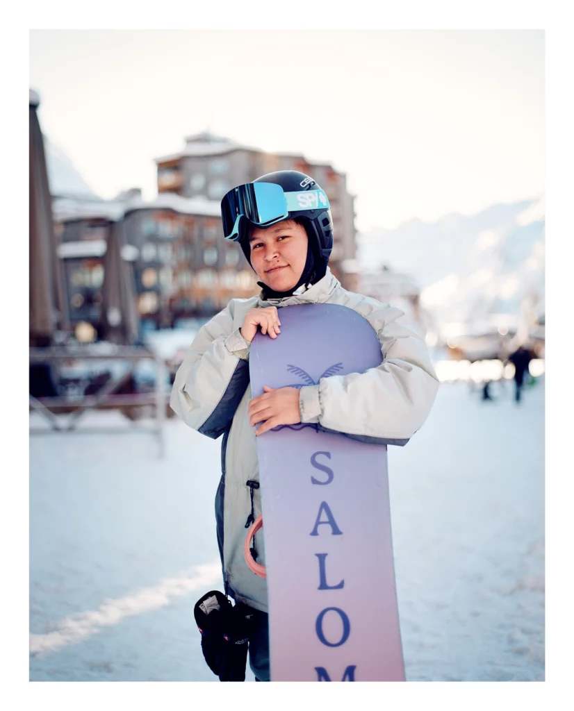 Jeune snowboardeur en action sur la neige.